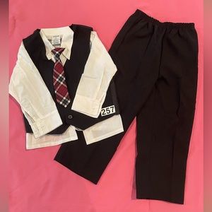 Boys size 4T   4pc suit set.  Like new.  IZOD brand